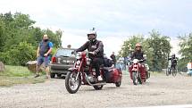 Skupina motorkářů na Jawách vyrazila na svou pět tisíc kilometrů dlouhou pouť od Stříbrného jezera v Opavě.