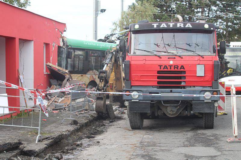 Krátce před osmou hodinou na točně trolejbusu na Hlučínské ulici v Opavě došlo ke zranění stavebního dělníka.