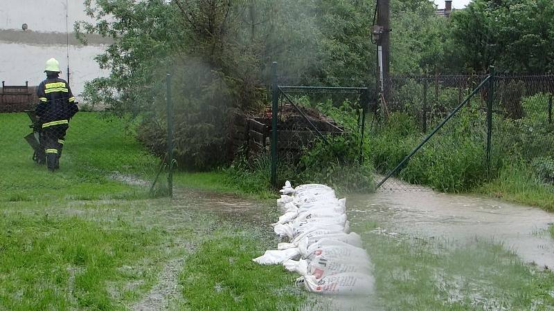 Čtyři jednotky hasičů byly v úterý po šesté hodině ranní vyslány k zásahu do Hradce nad Moravicí-Žimrovic. Bezejmenný potok a hlavně voda z lesů a polí nad obcí tady totiž způsobily bleskovou povodeň.