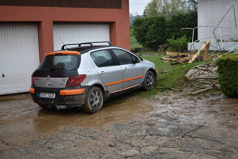 Šilheřovice trpí po bleskové podvodni, která v noci zasáhla obec. Následky povodně a jejich odklízení, čtvrtek 13. května 2021.