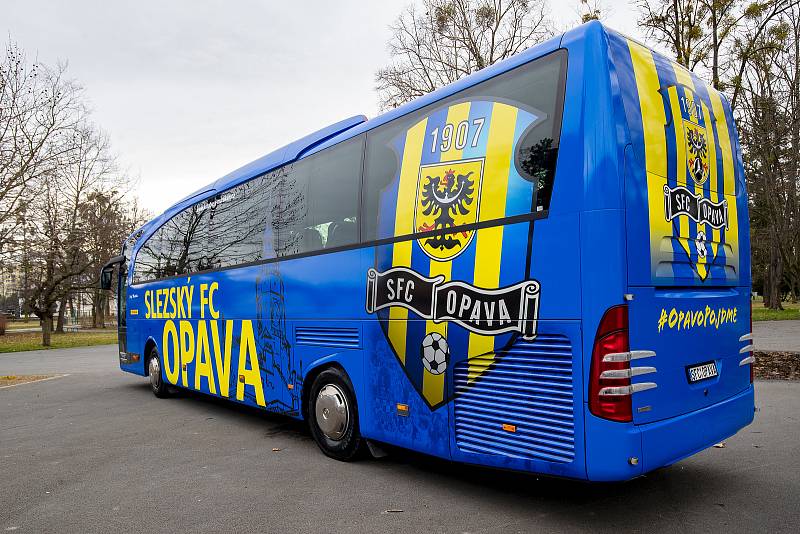 Autobus v klubových barvách SFC. Ilustrační foto.