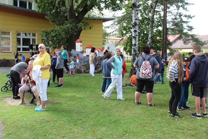 Jedna ze zastávek Trofeo Niké Jeseníky 2019 byla i v Opavě. Kolona historických vozidel vyrobených mezi lety 1907 až 1975 přijela do Slezské nemocnice.