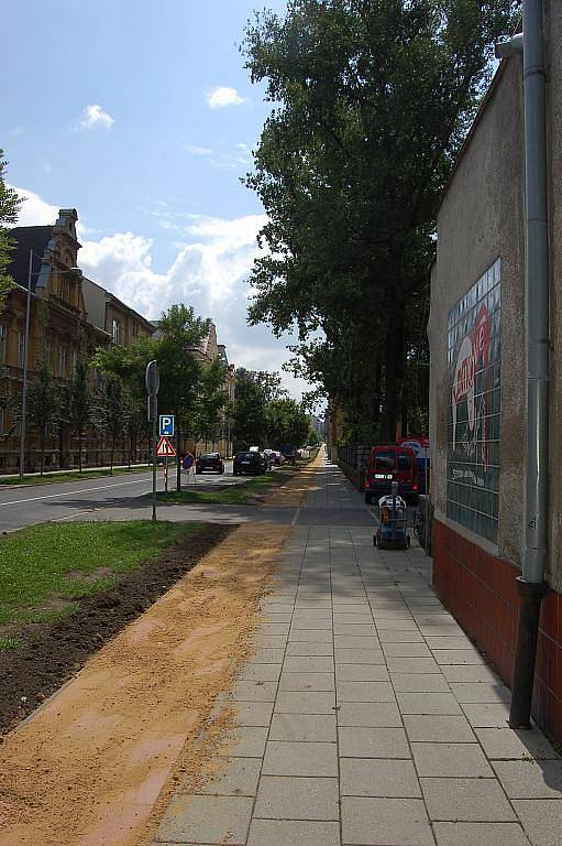 Dobrou zprávou pro cyklisty je určitě budování nových stezek a chodníkových pruhů určených právě pro ně. Ten nejnovější bude dnes stavební firmou Renesa dokončen a předán v Husově ulici. 