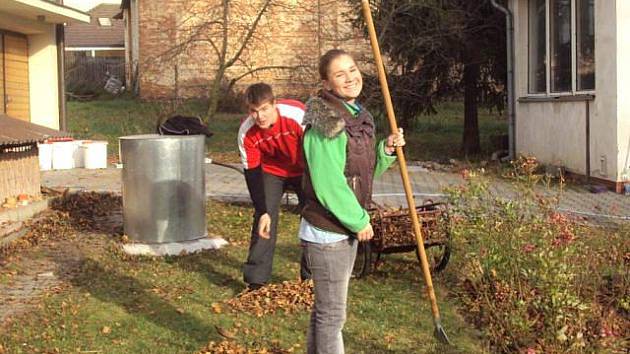 Zaměstnanci opavské spořitelny pomáhali charitnímu Domu sv. Cyrila a Metoděje ve Vlaštovičkách.