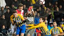 Opava - Zápas 17. kola FORTUNA:LIGY mezi SFC Opava a SK Slavia Praha 3. prosince 2018 na Městském stadionu v Opavě. Dominik Simerský (SFC Opava), Vojtěch Šrom (SFC Opava), Jaroslav Svozil (SFC Opava).