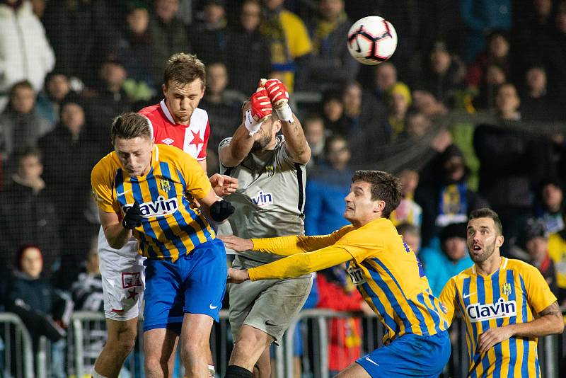 Opava - Zápas 17. kola FORTUNA:LIGY mezi SFC Opava a SK Slavia Praha 3. prosince 2018 na Městském stadionu v Opavě. Dominik Simerský (SFC Opava), Vojtěch Šrom (SFC Opava), Jaroslav Svozil (SFC Opava).