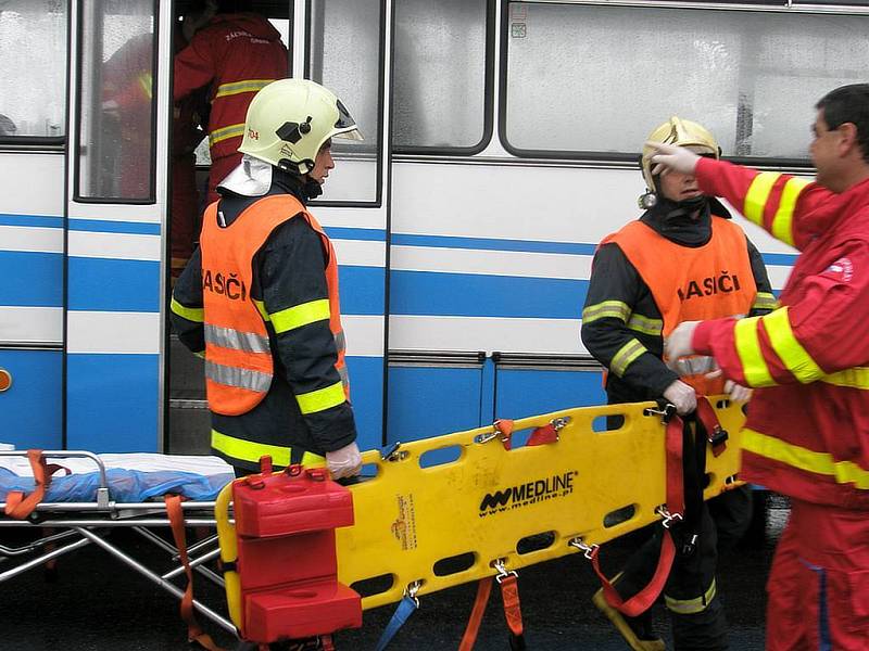 Fingovaná nehoda u Hlučína. Cvičení se zúčastnili záchranáři, hasiči, policisté i armádní složky.