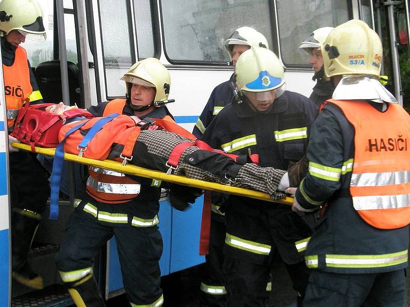 Fingovaná nehoda u Hlučína. Cvičení se zúčastnili záchranáři, hasiči, policisté i armádní složky.