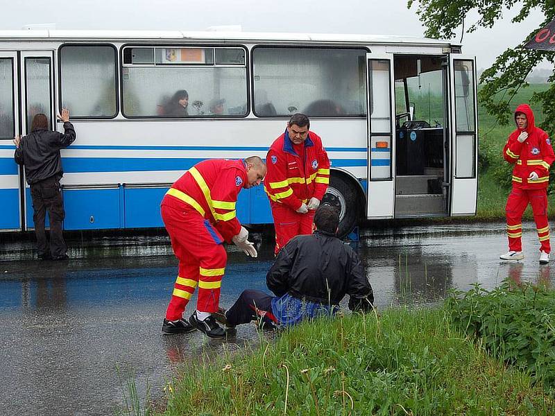 Fingovaná nehoda u Hlučína. Cvičení se zúčastnili záchranáři, hasiči, policisté i armádní složky.