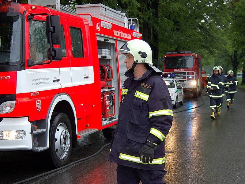 Fingovaná nehoda u Hlučína. Cvičení se zúčastnili záchranáři, hasiči, policisté i armádní složky.