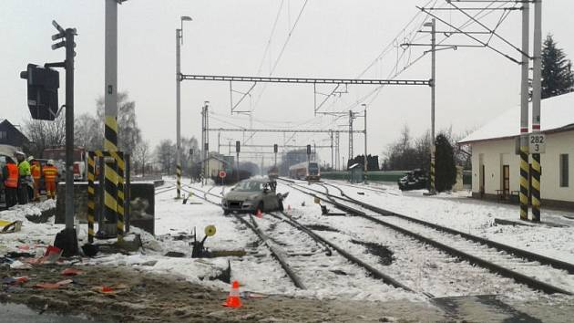 Ve středu ve 12.36 hodin se ve Štítině střetl rychlík jedoucí z Ostravy do Olomouce s osobním automobilem.