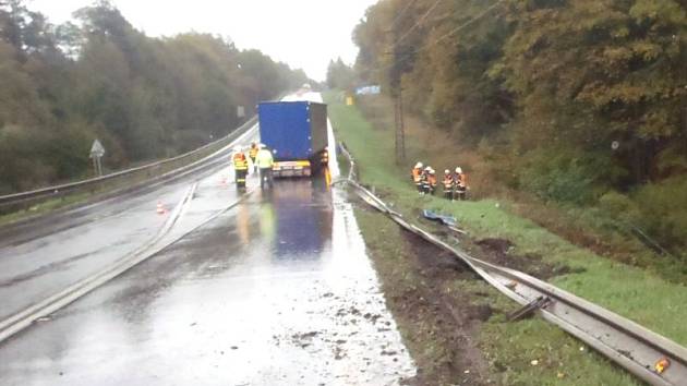 Dvě jednotky hasičů zasahovaly ve středu dopoledne na Josefovském kopci, kde se stala nehoda nákladního automobilu Scania.