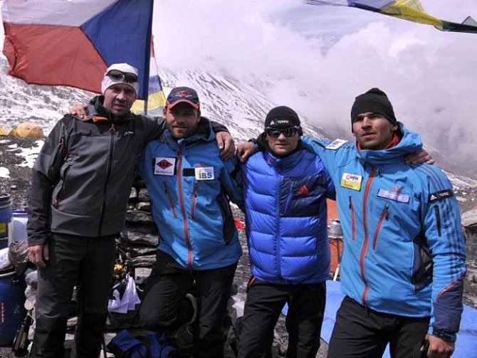 Snímek z loňské výpravy na sedmou nejvyšší horu světa Dhaulagiri (8 167 m. n. m.). Tomáš Petreček je první zprava.
