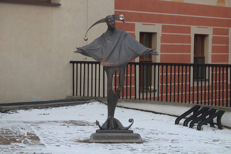 Společně se sochou Ego se v zahradě Domu umění vystavují i další díla Libora Hurdy. 28. prosince 2021, Opava.