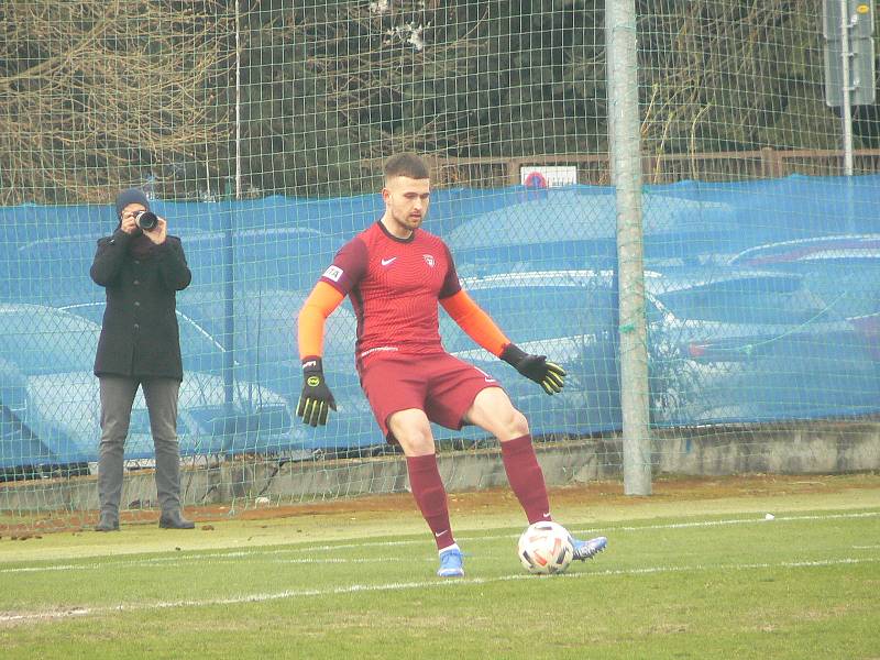 Fotbalisté olomouckého béčka (v  modrém) uhráli bezgólovou remízu s Hlučínem