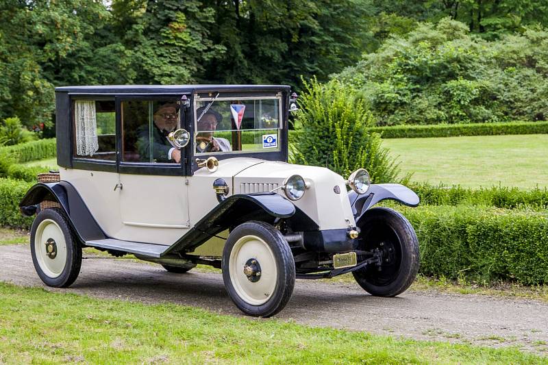 Celkem sto dvacítka účastníků se zapojila do akce s názvem Oldtimer Parade, která se během soboty uskutečnila v Kravařích.