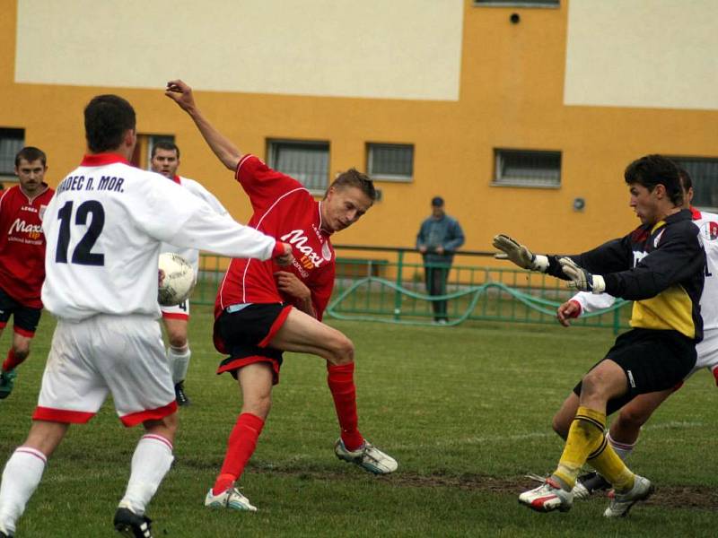 Fotbalisté Hradce nad Moravicí opět ztratili body. Na hřišti Chlebičova dostali pořádnou lekci z produktivity a domácímu výběru podlehli 3:2. 