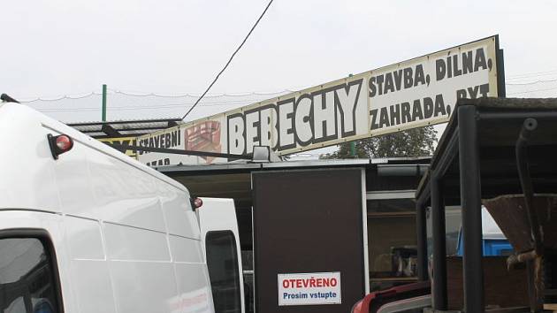 Bebechy. Takový název zdobí bazar, který se nachází po pravé straně při výjezdu z Branky směrem na Opavu. Prodává se zde všechno od nábytku, psacích strojů, vybavení toalet, hrnců a dalších věcí.