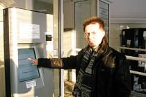 Kamil Bublík z Vítkova kupuje v automatu v areálu opavské nemocnice lístek své dceři.