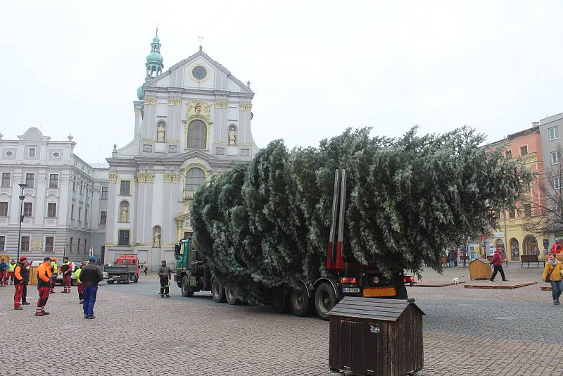 Instalace vánočního stromu na Dolním náměstí v Opavě. 22. listopadu 2022, Opava.