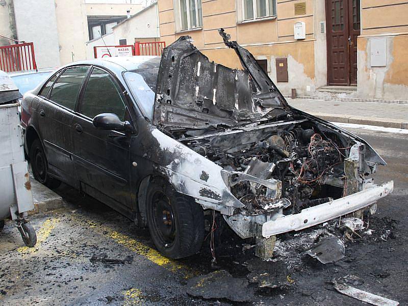 Vada na elektroinstalaci. Tak v pátek dopoledne uzavřel vyšetřovatel opavských hasičů Miroslav Svoboda požár osobního automobilu Citroën C5, který začal před půl devátou hořet v Provaznické ulici.