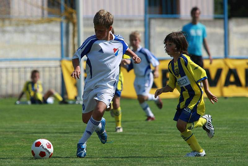 Fotbalový turnaj přípravek (ročník 2001) v Kravařích, konaný v rámci tradičního odpustu.