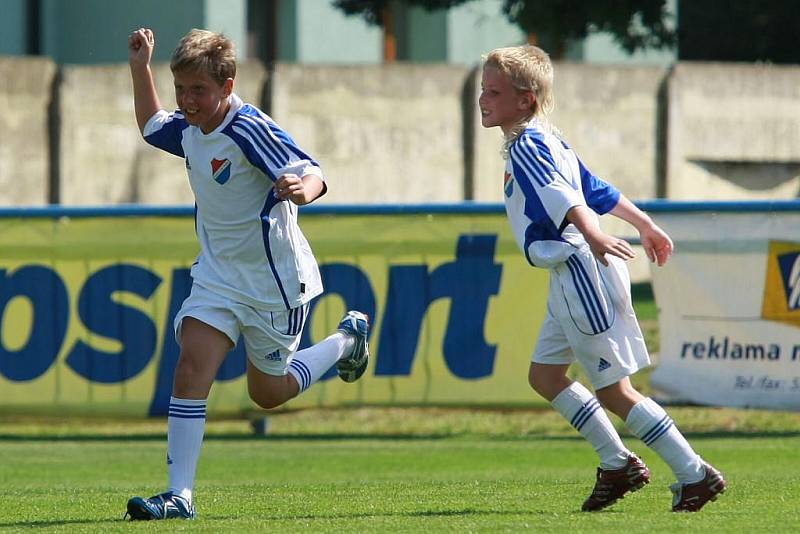 Fotbalový turnaj přípravek (ročník 2001) v Kravařích, konaný v rámci tradičního odpustu.