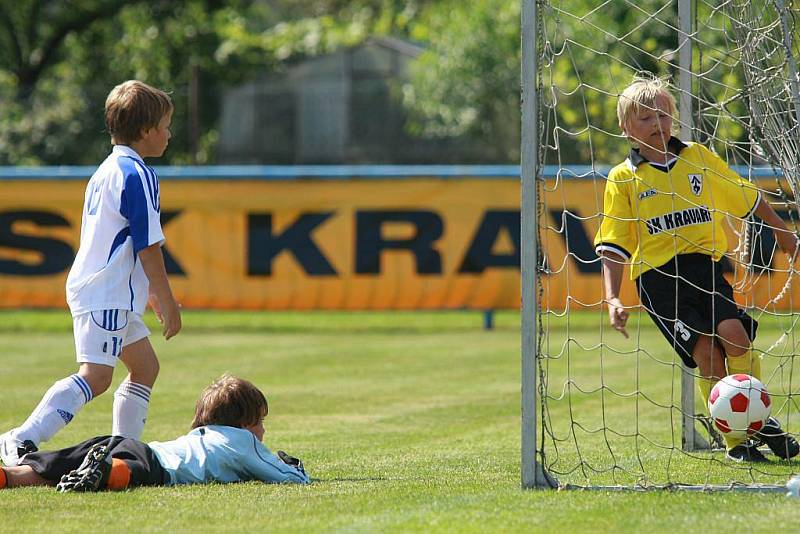 Fotbalový turnaj přípravek (ročník 2001) v Kravařích, konaný v rámci tradičního odpustu.