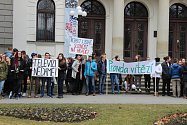 Asi tři sta studentů se shromáždilo ve čtvrtek v pravé poledne před historickou výstavní budovou Slezského zemského muzea.