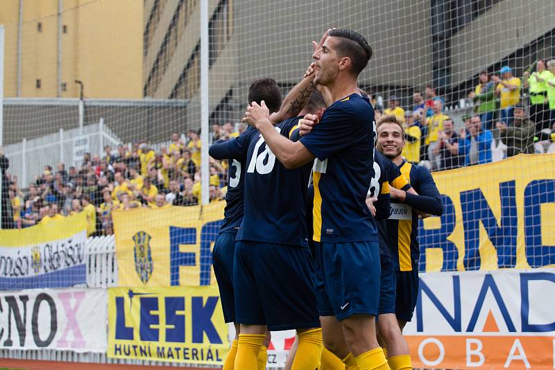 Praha - Zápas 10. kola Fortuna národní ligy mezi FK Viktoria Žižkov a SFC Opava 28. září 2017. Hráči Opavy, gól, radost