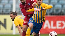 Opava - Zápas fotbalové FORTUNA:LIGY mezi SFC Opava a SK Sigma Olomouc 13. dubna 2019. Jakub Yunis (SK Sigma Olomouc), Jaroslav Svozil (SFC Opava).