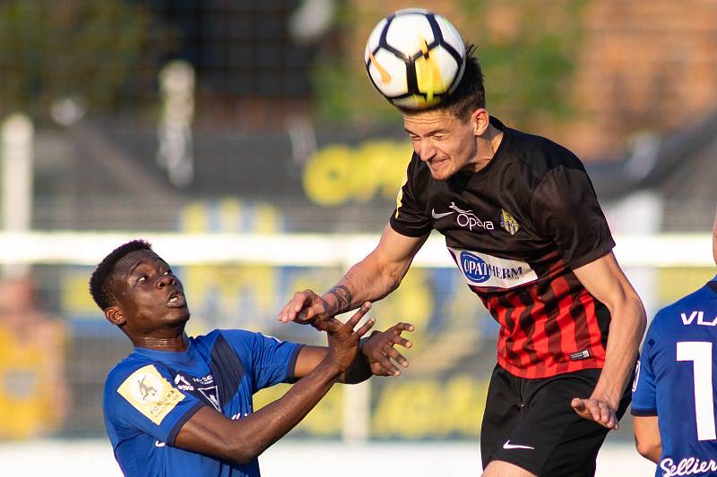 Vlašim - Zápas 23. kola Fortuna národní ligy mezi FC Vlašim a SFC Opava 22. dubna 2018 ve Vlašimi. Youssouf Dao - v, Matěj Helebrand - o.