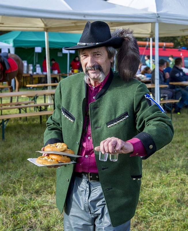 Na louce nad Mikolajicemi, které se mezi místními přezdívá Buček, proběhl už devatenáctý ročník mikolajické Hubertovy jízdy. Akce se zúčastnilo celkem osmdesát koní.