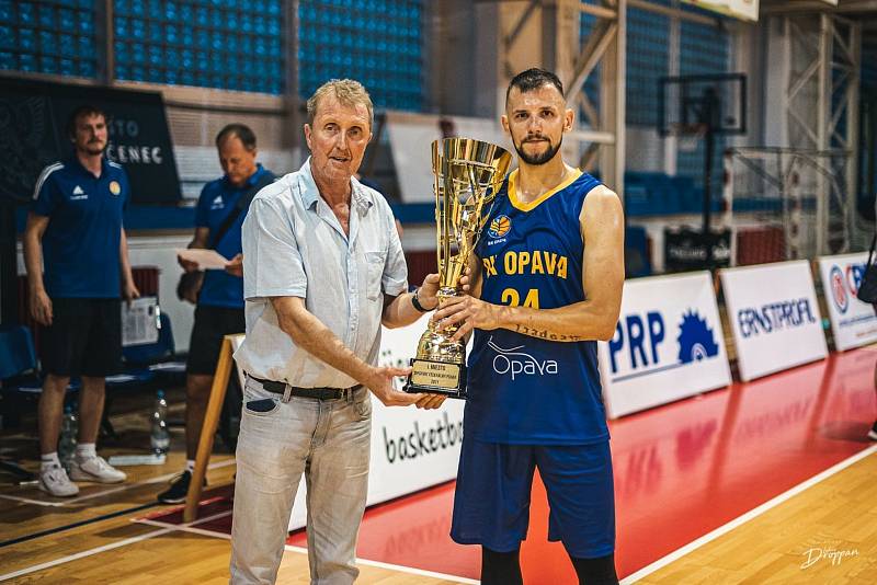 Basketbalisté Opavy mají první trofej