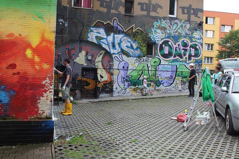 Setkání výtvarníků street artu v hudebním klubu Jam se uskutečnilo v sobotu. Další díla nastříkali na zdi vedle klubu tři opavští graffiti umělci.