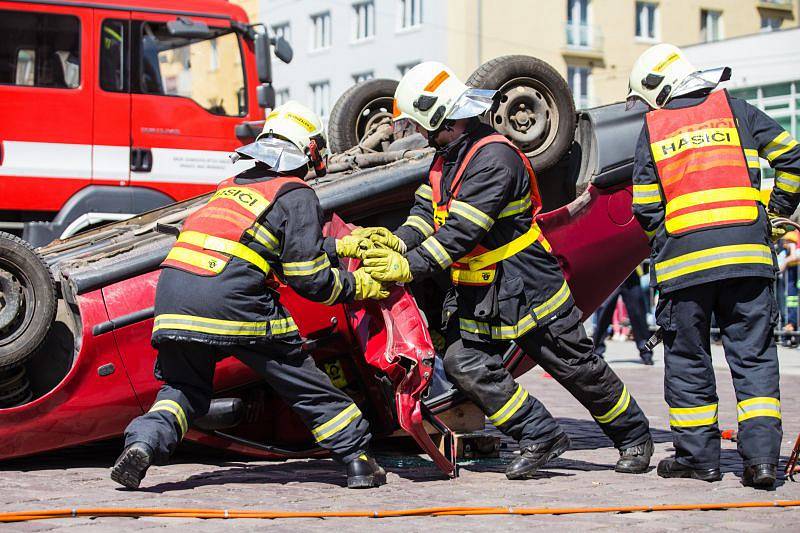 Přesně den po osvobození Opavy vznikl první zdejší hasičský sbor. Sedmdesát let od jeho založení si v pátek a sobotu připomenuli nejen hasiči z Moravskoslezského kraje, ale i ze Slovenska a nedalekého Polska.