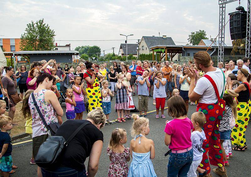 V neděli se návštěvníci odpustu mohli těšit na známá jména. Na pódiu se totiž vystřídala československá dvojice zpěvaček Dara Rolins a Lucie Bílá.