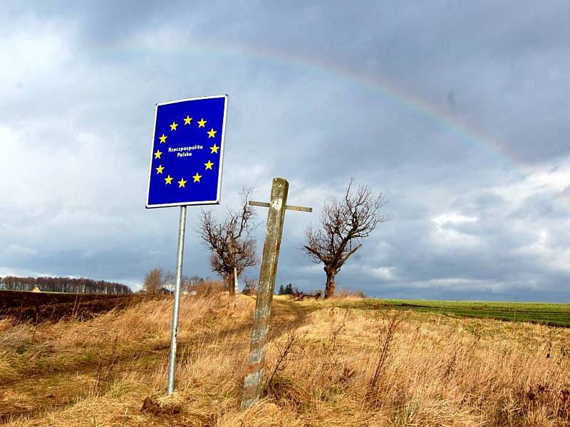 Rzeczpospolita Polska.  Taková tabule vás vítá na polské straně hranic  u Holasovic.