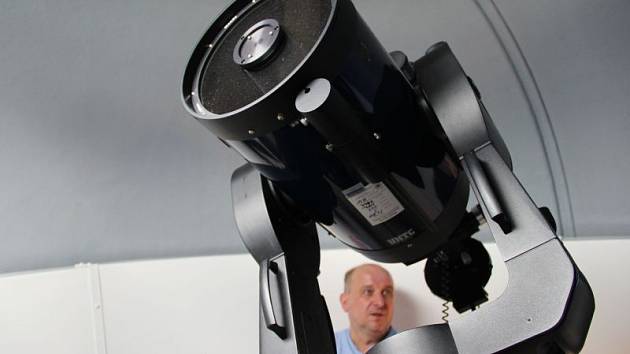 Tomáš Gráf obsluhuje astronomické přístroje při slavnostním otevření observatoře.