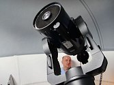 Tomáš Gráf obsluhuje astronomické přístroje při slavnostním otevření observatoře.