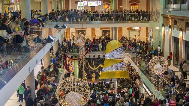 Dvouleté výročí oslavilo obchodní centrum Breda & Weinstein. Opavskému publiku zazpívala i Dara Rolins.