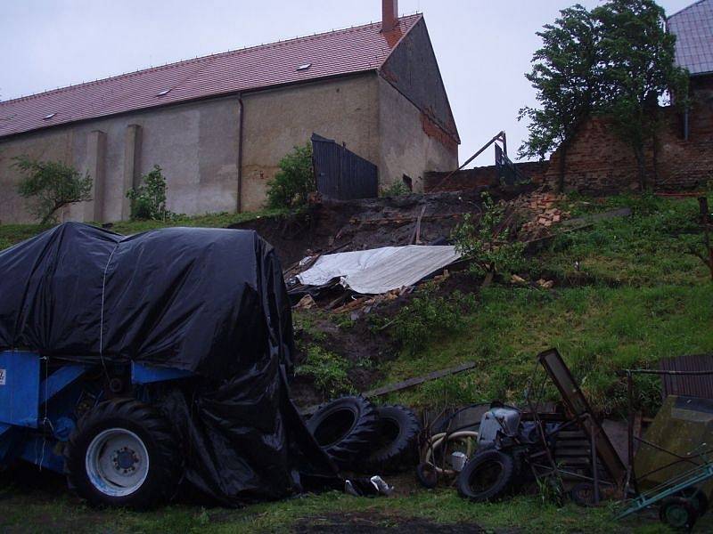 Hasiči z pěti jednotek byli v pátek dopoledne povoláni do Holasovic k sesuvu části svahu a destrukci objektu.