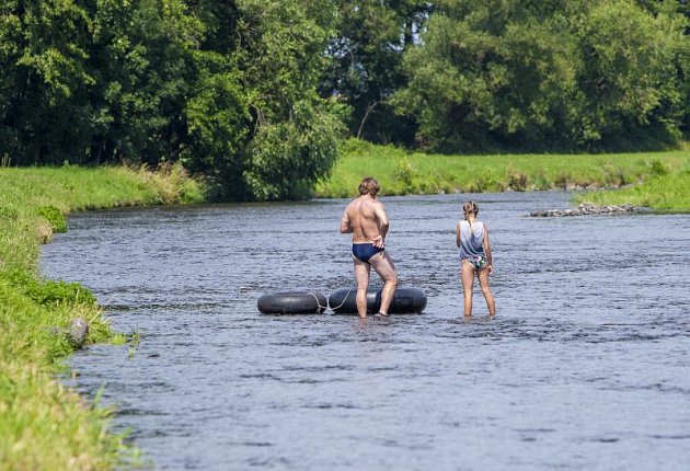 Prosluněný sobotní den přilákal desítky plavců na improvizovaných plavidlech k řece Moravici. Od dvou hodin startovali pod mostem v Brance u Opavy a cíl měli u Areálu zdraví v Kylešovicích.