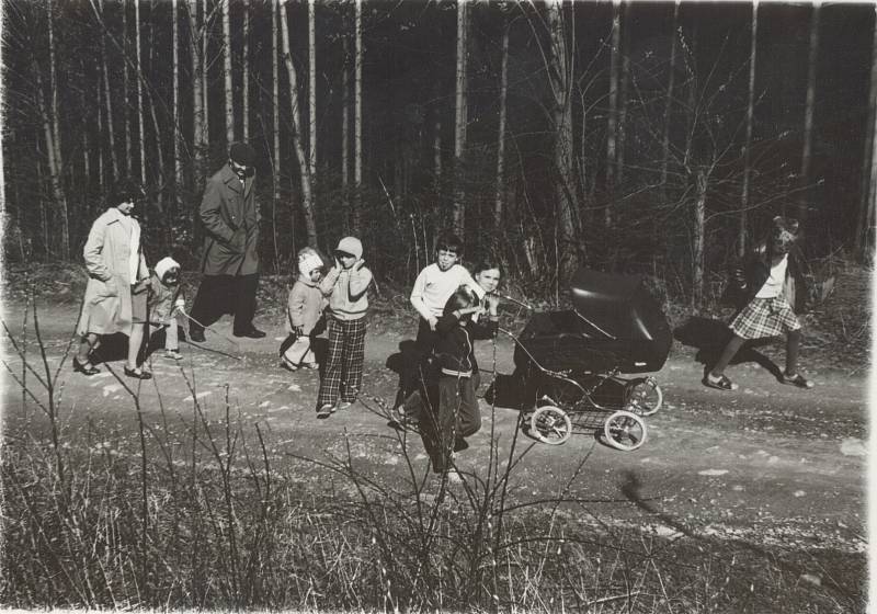 Společné chvíle si rodina užívala především na procházkách v přírodě, do lesa děti utíkaly každý den.