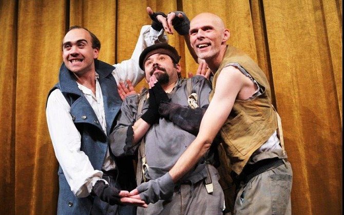 Petr Klimeš (vpravo) v inscenaci s hereckými kolegy.