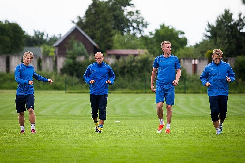 Opavským fotbalistům začala příprava na novou sezonu. Trenér Jan Baránek se svým asistentem Lubošem Hrabinou přivítali v kabině i jednu novou tvář, a to útočníka Tomáše Komendu, který přichází ze Slovanu Liberec.