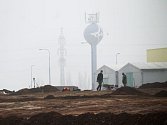 V okolí Opavie ve Vávrovicích v pondělí v mlze a smogu pracovali dělníci. Jedná se o obrovské staveniště.