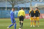 Fotbalisté olomouckého béčka (v  modrém) uhráli bezgólovou remízu s Hlučínem