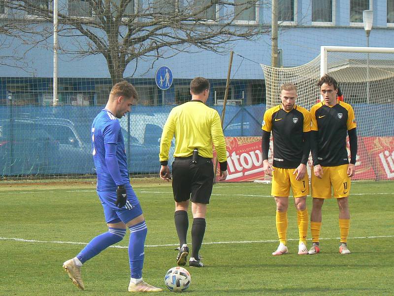 Fotbalisté olomouckého béčka (v  modrém) uhráli bezgólovou remízu s Hlučínem