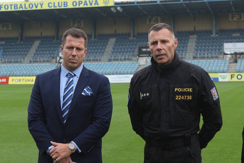 Před nedělním derby se na stadionu v Městských sadech sešli zástupci města, policie a Slezského FC.